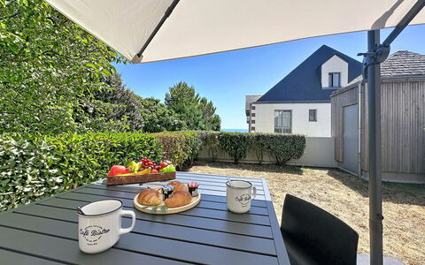 Les Sylphes: Meubilair, Buitenmeubels, Stoel, Schaduw, Buitentafel, Tuin, Paraplu, Landscaping, Keuken En Eettafel, Patio