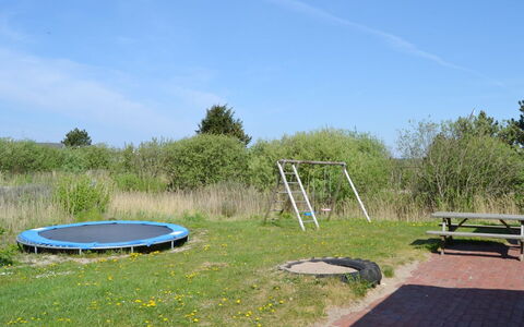 Scarlet - 500M from the Sea: Blauw, Gras, Plain, Land Lot, Trampoline, Gazon, Park, Tuin, Schaduw, Trampolinespringen - Materialen En Benodigdheden
