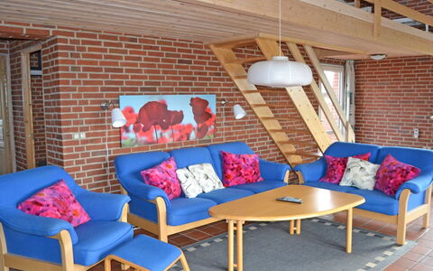 Scarlet - 500M from the Sea: Meubilair, Hout, Interieur Ontwerp, Stoel, Flooring, Verdieping, Kamer, Woonkamer, Beits, Vernis