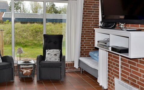 Scarlet - 500M from the Sea: Meubilair, Flooring, Verdieping, Interieur Ontwerp, Kamer, Steen, Stoel, Televisie, Woonkamer