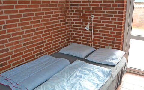 Scarlet - 500M from the Sea: Meubilair, Verdieping, Slaapkamer, Bed, Flooring, Laken, Bedding, Kamer, Linens, Bed Frame