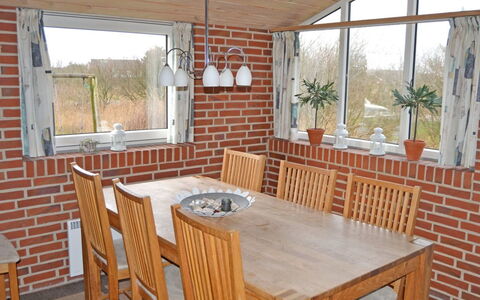 Scarlet - 500M from the Sea: Meubilair, Hout, Flooring, Interieur Ontwerp, Tafel, Stoel, Verdieping, Plafond, Keuken En Eettafel, Eetkamer