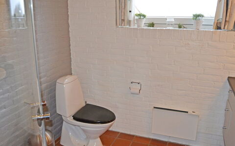 Scarlet - 500M from the Sea: Muur, Flooring, Loodgieterswerkinrichting, Verdieping, Wc Bril, Interieur Ontwerp, Toilet, Badkamer, Tegel, Loodgieter