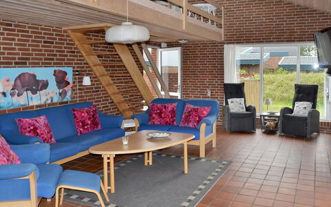 Scarlet - 500M from the Sea: Meubilair, Hout, Interieur Ontwerp, Flooring, Stoel, Verdieping, Plafond, Woonkamer, Bankstel, Kamer