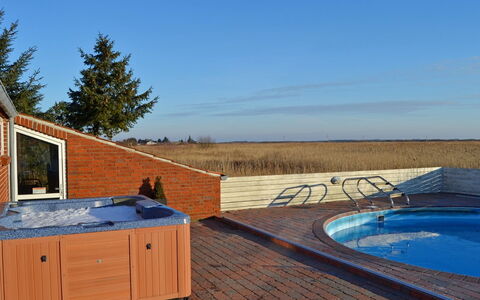 Scarlet - 500M from the Sea: Zwembad, Samengesteld Materiaal, Toevlucht, Beits, Buitenmeubels, Stoel, Dek, Hardwood, Schaduw, Ontwerp