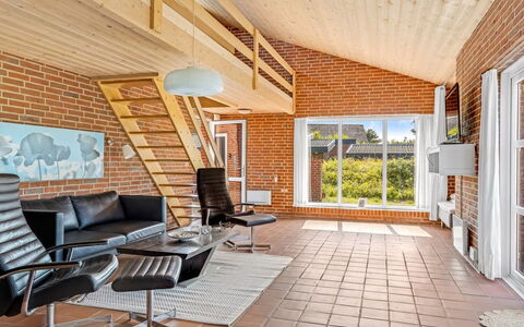 Scarlet - 500M from the Sea: Hout, Flooring, Interieur Ontwerp, Verdieping, Plafond, Steen, Beits, Woonkamer, Hardwood