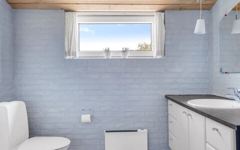 Scarlet - 500M from the Sea: Badkamer, Loodgieterswerkinrichting, Wc Bril, Muur, Flooring, Toilet, Wastafel, Verdieping, Wastafel In De Badkamer, Loodgieter