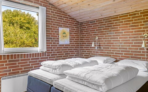Scarlet - 500M from the Sea: Plafond, Bed, Slaapkamer, Steen, Bed Frame, Bedding, Laken, Beits, Daylighting, Hoofdkussen