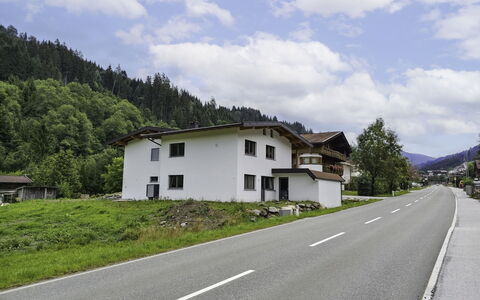 Auffach 602: Huis, Huis, Dak, Woongebied, Landschap, Asfalt, Menselijke Nederzetting, Verblijf, Landelijk Gebied, Heuvel Station