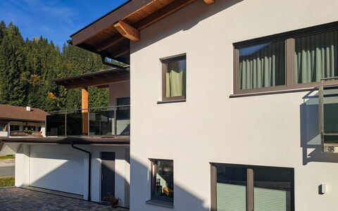 Auffach 602: Facade, Huis, Woongebied, Huis, Deur, Balkon, Siding, Schuifraam, Verf