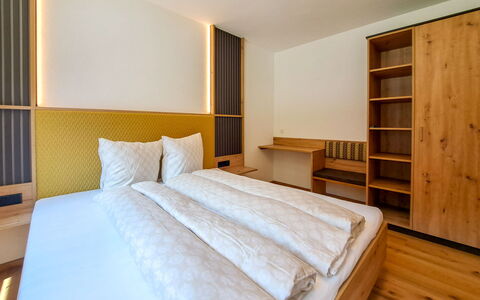 Auffach 602: Hout, Interieur Ontwerp, Slaapkamer, Flooring, Bed, Verdieping, Bed Frame, Plafond, Kamer, Bedding