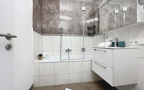Des Kaisers Kleines Reich: Flooring, Loodgieterswerkinrichting, Interieur Ontwerp, Verdieping, Badkamer, Wastafel, Kraan, Tegel, Loodgieter, Badkamerkast