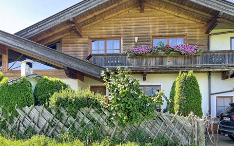 Des Kaisers Kleines Reich: Gebouw, Huis, Huis, Dak, Struik, Verblijf, Woongebied, Tuin, Groundcover