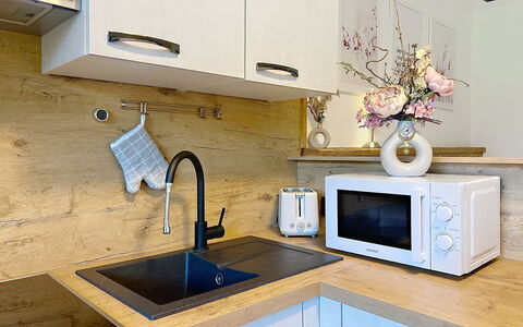 Des Kaisers Kleines Reich: Toestel Van De Keuken, Keuken, Countertop, Major Appliance, Gootsteen, Cabinetry, Hout, Huishoudapparatuur, Flooring, Interieur Ontwerp