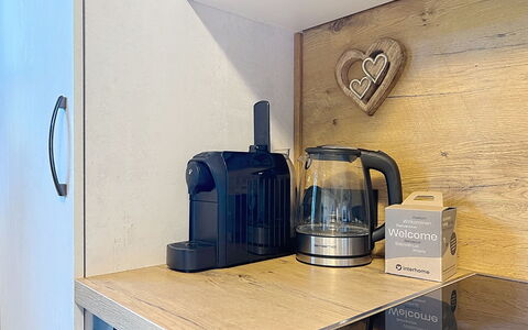 Des Kaisers Kleines Reich: Interieur Ontwerp, Toestel Van De Keuken, Small Appliance, Stellingen, Huishoudapparatuur, Plank, Koffiezetapparaat, Keuken, Countertop