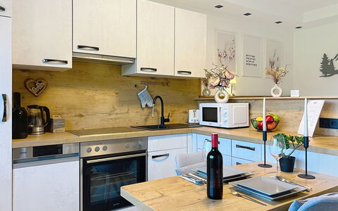 Des Kaisers Kleines Reich: Toestel Van De Keuken, Meubilair, Countertop, Keuken, Cabinetry, Major Appliance, Interieur Ontwerp, Flooring, Hout, Huishoudapparatuur