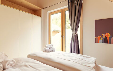 Niederwölz 602: Interieur Ontwerp, Meubilair, Hout, Verdieping, Flooring, Slaapkamer, Textiel, Bed, Kamer, Verlichting