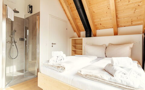 Niederwölz 602: Slaapkamer, Bed, Interieur Ontwerp, Bedding, Laken, Bed Frame, Kamer, Hoofdkussen, Hardwood, Linens