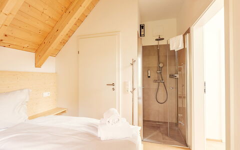Niederwölz 602: Huis, Slaapkamer, Hardwood, Beits, Bedding, Bed, Hotel, Laken, Houten Vloer, Villa
