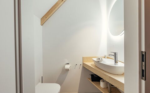 Niederwölz 603: Loodgieterswerkinrichting, Badkamer, Flooring, Hout, Interieur Ontwerp, Verdieping, Loodgieter, Kraan, Wastafel, Plafond