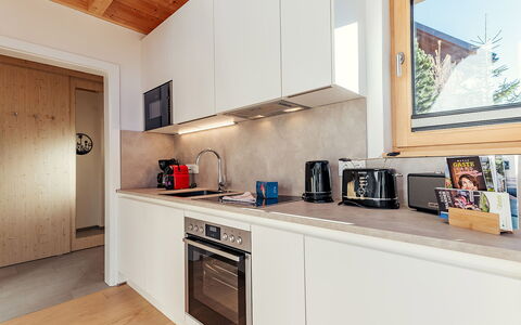 Niederwölz 605: Keuken, Hout, Interieur Ontwerp, Toestel Van De Keuken, Countertop, Major Appliance, Flooring, Plafond, Huishoudapparatuur, Cabinetry