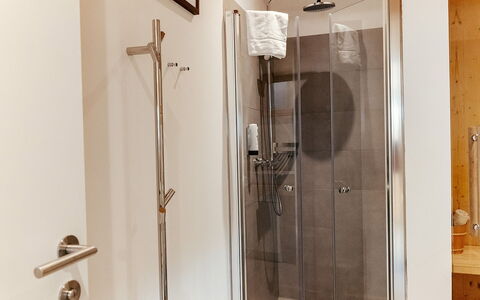 Niederwölz 605: Flooring, Loodgieterswerkinrichting, Verdieping, Badkamer, Interieur Ontwerp, Loodgieter, Douche, Deur Van De Douche, Deur, Appartement
