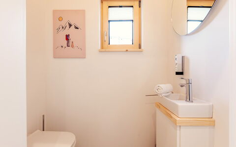 Niederwölz 606: Wc Bril, Muur, Badkamer, Flooring, Loodgieterswerkinrichting, Interieur Ontwerp, Hout, Verdieping, Toilet, Loodgieter