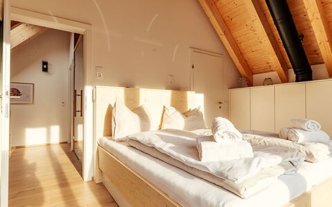 Niederwölz 606: Hout, Slaapkamer, Interieur Ontwerp, Flooring, Verdieping, Meubilair, Bed, Huis, Bedding, Kamer