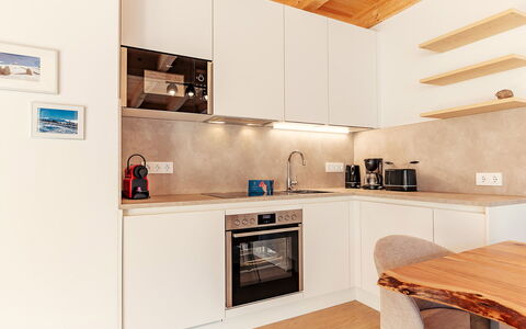 Niederwölz 609: Meubilair, Interieur Ontwerp, Flooring, Countertop, Hout, Toestel Van De Keuken, Keuken, Cabinetry, Plafond, Verdieping