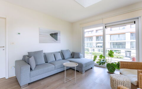 Goldsands Iii with Parking: Meubilair, Interieur Ontwerp, Flooring, Verdieping, Bankstel, Hout, Appartement, Houten Vloer, Woonkamer, Kamer