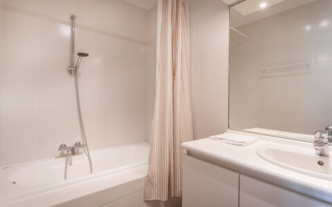 Goldsands Iii with Parking: Badkamer, Flooring, Interieur Ontwerp, Loodgieterswerkinrichting, Muur, Verdieping, Kraan, Loodgieter, Kamer, Wastafel In De Badkamer