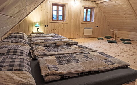 U Kazíků: Slaapkamer, Hout, Bed, Verdieping, Flooring, Laken, Bedding, Interieur Ontwerp, Huis, Meubilair