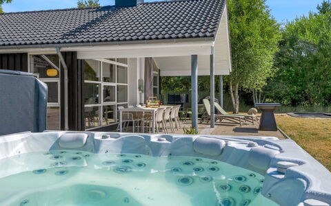 Wreth - 1.5Km from the Sea: Zwembad, Buitenmeubels, Samengesteld Materiaal, Toevlucht, Schaduw, Landgoed, Stoel, Backyard, Eco Hotel, Werf