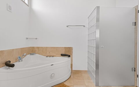 Wreth - 1.5Km from the Sea: Flooring, Muur, Verdieping, Loodgieterswerkinrichting, Interieur Ontwerp, Bad, Loodgieter, Badkamer, Samengesteld Materiaal, Kamer