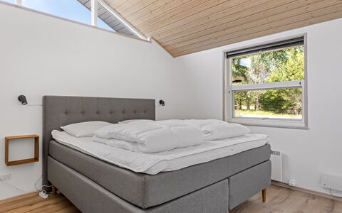 Wreth - 1.5Km from the Sea: Slaapkamer, Bed, Bedding, Bed Frame, Laken, Plafond, Linens, Hoofdkussen, Matras, Hardwood