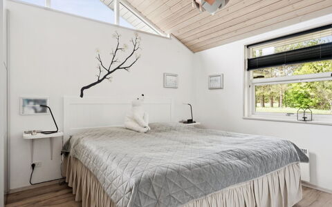 Wreth - 1.5Km from the Sea: Interieur Ontwerp, Slaapkamer, Plafond, Bed, Meubilair, Bedding, Verlichting, Laken, Huis, Verdieping