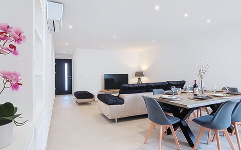 Maison Lou Oustaou: Interieur Ontwerp, Meubilair, Flooring, Verdieping, Hout, Plafond, Kamer, Verlichting, Woonkamer, Huis