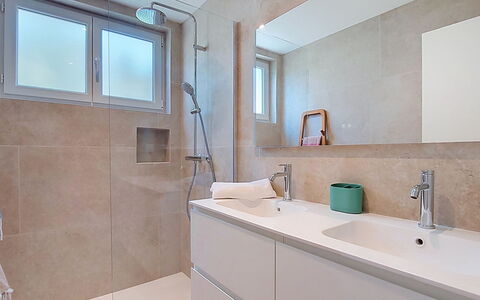Maison Lou Oustaou: Badkamer, Loodgieterswerkinrichting, Flooring, Interieur Ontwerp, Verdieping, Wastafel In De Badkamer, Wastafel, Kraan, Badkamerkast, Spiegel