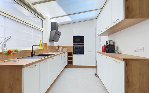 Maison Lou Oustaou: Keuken, Interieur Ontwerp, Flooring, Hout, Countertop, Plafond, Lichte Inrichting, Meubilair, Verdieping, Verlichting