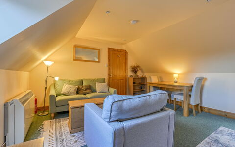 Bunloit Loft: Meubilair, Interieur Ontwerp, Hout, Plafond, Flooring, Verdieping, Kamer, Bankstel, Verlichting, Woonkamer