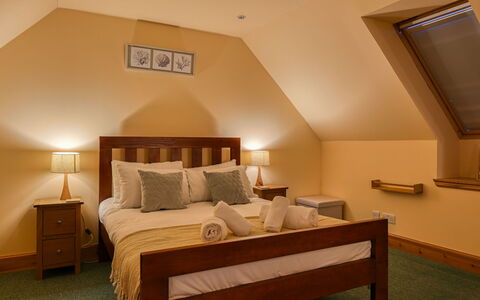 Bunloit Loft: Bed, Meubilair, Slaapkamer, Interieur Ontwerp, Bedding, Laken, Verdieping, Flooring, Hout, Kamer