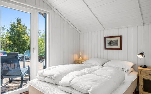 Aida - 550M from the Sea: Hout, Slaapkamer, Bed, Meubilair, Huis, Bedding, Bed Frame, Hardwood, Laken, Verblijf