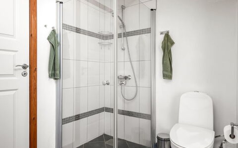 Aida - 550M from the Sea: Loodgieterswerkinrichting, Badkamer, Flooring, Verdieping, Douche, Loodgieter, Interieur Ontwerp, Toilet, Deur Van De Douche, Tegel