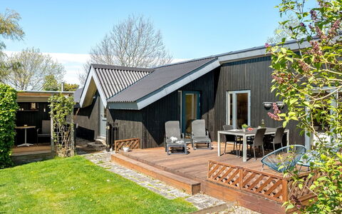Aida - 550M from the Sea: Hout, Dak, Huis, Huis, Verblijf, Siding, Landgoed, Tuin, Backyard, Hardwood
