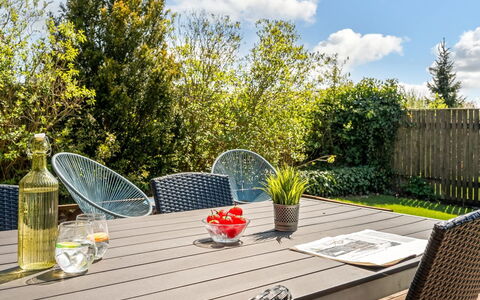 Aida - 550M from the Sea: Meubilair, Buitenmeubels, Stoel, Tafel, Buitentafel, Keuken En Eettafel, Tuin, Patio, Koffietafel, Schaduw