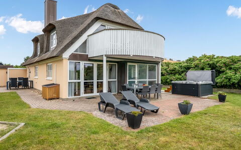 Algut - 200M from the Sea: Dak, Huis, Huis, Verblijf, Land Lot, Landgoed, Schaduw, Veranda, Thatching, Landscaping