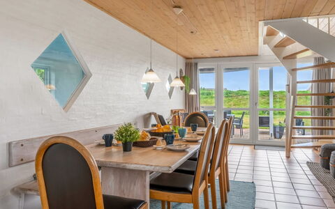 Algut - 200M from the Sea: Meubilair, Interieur Ontwerp, Flooring, Hout, Verdieping, Plafond, Stoel, Tafel, Keuken En Eettafel, Eetkamer