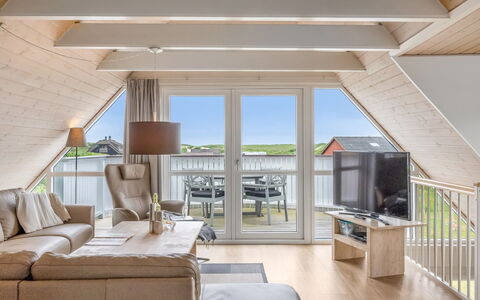 Algut - 200M from the Sea: Hout, Meubilair, Houten Vloer, Hardwood, Stoel, Beits, Keuken En Eettafel, Woonkamer, Ontwerp, Plank