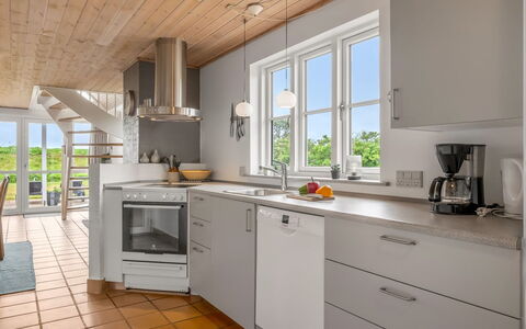 Algut - 200M from the Sea: Keuken, Countertop, Toestel Van De Keuken, Flooring, Cabinetry, Meubilair, Interieur Ontwerp, Major Appliance, Hout, Verdieping