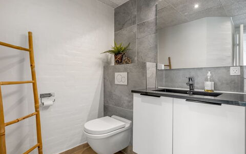 Algut - 200M from the Sea: Muur, Loodgieterswerkinrichting, Flooring, Interieur Ontwerp, Verdieping, Wastafel, Toilet, Badkamer, Badkamerkast, Kraan